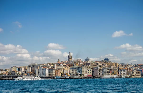 View on Galata Tower and Istanbul landscape. — 图库照片