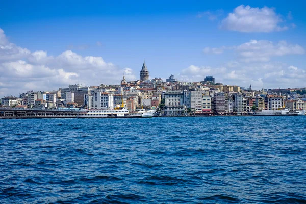 Vista sulla Torre di Galata e sul paesaggio di Istanbul . — Foto Stock