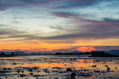 Plajda tropik gün batımı
