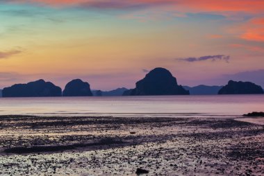 Plajda tropik gün batımı