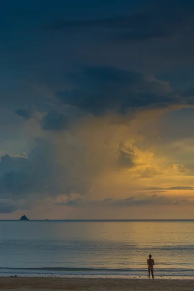 Coucher de soleil tropical sur la plage — Photo