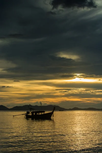 Bateau traditionnel thaï à queue longue en bois sur la plage de l'île de Phi-Phi Don au coucher du soleil . — Photo