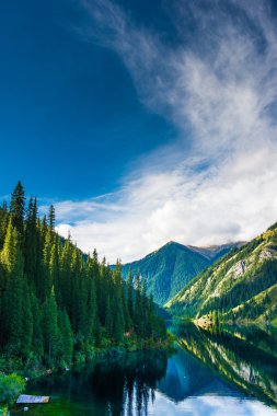 Kazakistan'ın Kolsay dağ gölü