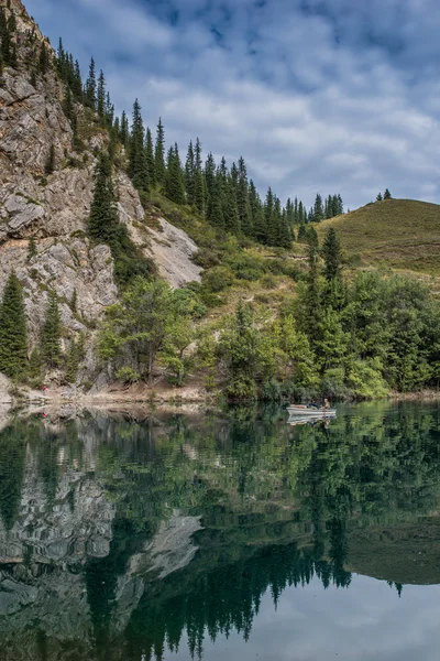 Lago de montanha Kolsay no Cazaquistão — Fotografia de Stock