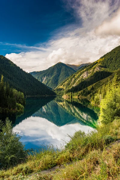 Lac de montagne Kolsay au Kazakhstan — Photo