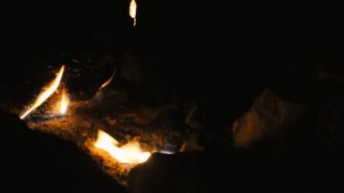 Birisi kavrulmuş lokum yanıyor