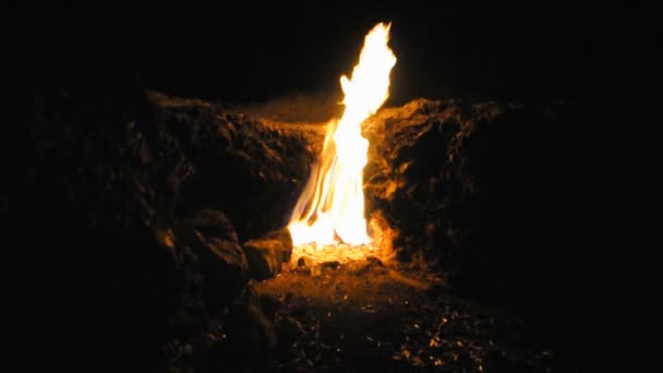 Feuer aus dem Boden — Stockvideo