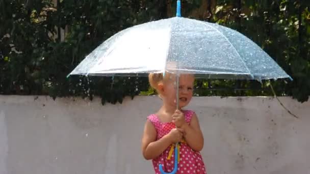 Little girl under the rain — Stock Video