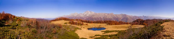 Beautiful Caucasian mountains and lake in autumn season — Stock Photo, Image