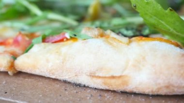 Lezzetli vejetaryen pizzanın yakın çekim görüntüsü 