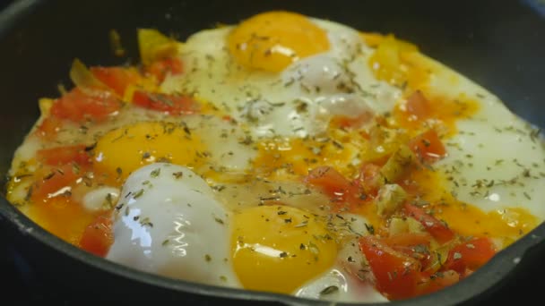 Fried eggs with vegetables prepared on frying pan — Stock Video
