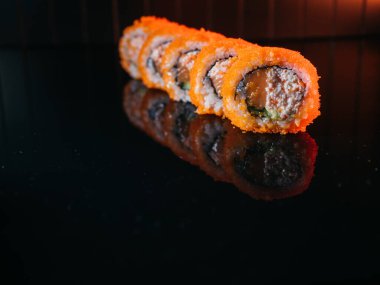 Turuncu tobiko havyarlı suşi uramaki.