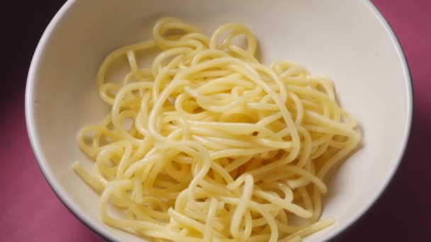 Спагетті падають на чашу. — стокове відео