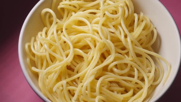 Krevety se špagetami padají do mísy — Stock video