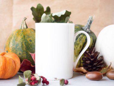 Sonbahar arka planında beyaz çay fincanının yakın çekimi 