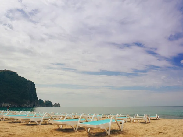 Lege ligbedden op Kleopatra strand in Alanya — Stockfoto