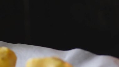 Patates vantilatörlerini fırına koyuyorum.