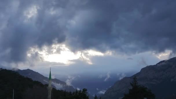 Timelaps de hermosas nubes sobre las montañas — Vídeo de stock