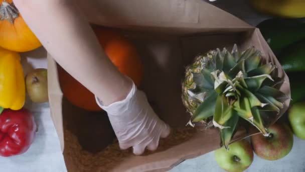 Kvinde hånd sætte frugt og grøntsager i pap taske – Stock-video