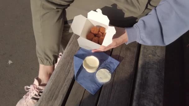 Detailní záběr ženy jíst odnést falafel venku — Stock video