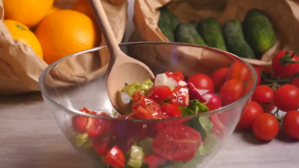 Mengen van groentesalade van tomaten, komkommer, sla en radijs met spatel — Stockvideo