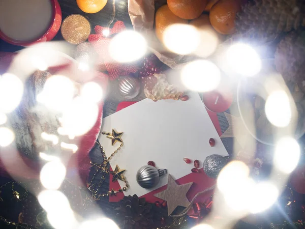 Acogedora decoración navideña con papel blanco vacío —  Fotos de Stock