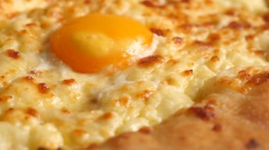 Yeni yapılmış Adjarian Khachapuri 'nin dönüşümlü görüntüsü.
