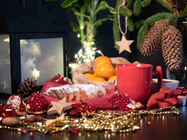 Winterlicher Abendtisch mit Brötchen, heißer Schokolade und Mandarinen — Stockfoto