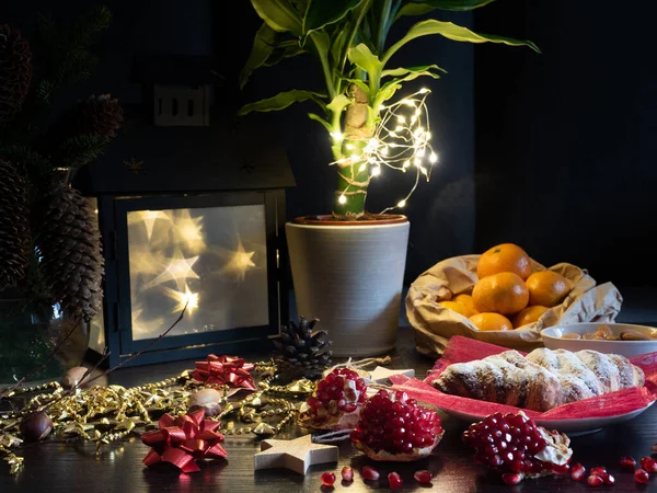 Zimní večerní stůl s houskou, horkou čokoládou a mandarinkami — Stock fotografie