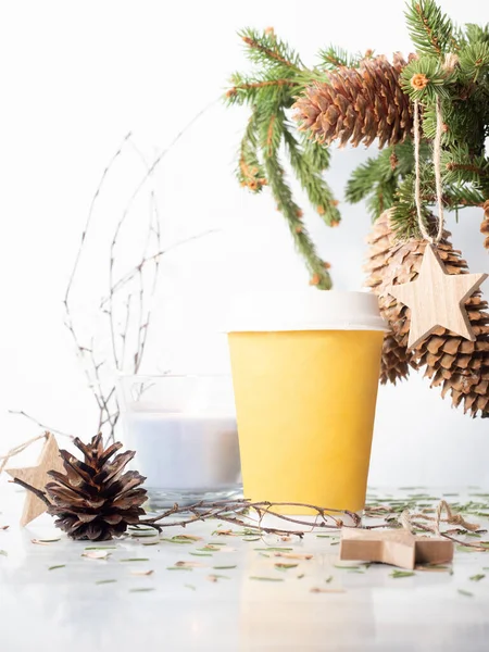크리스마스 장식과 함께 탁자 위에 놓인 판지로 만든 컵을 치우 세요. — 스톡 사진