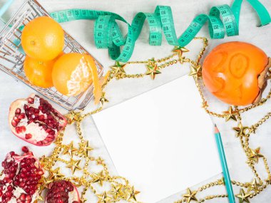 2021 numaralı hurma, meyve ve mezura masada. 