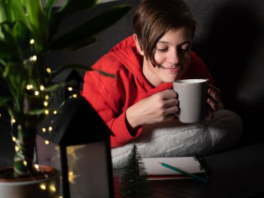 Kanepeye uzanmış tatlı bir çocuk.