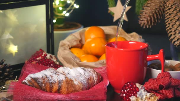 Зимний стол с горячим шоколадом, булочками и мандаринами — стоковое видео