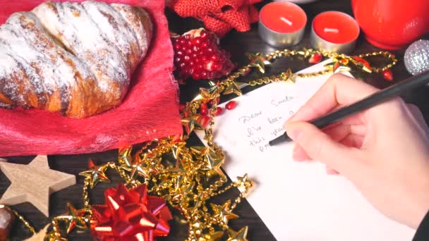 Noel Baba 'ya el yazısı yazan genç bir kadın. — Stok video