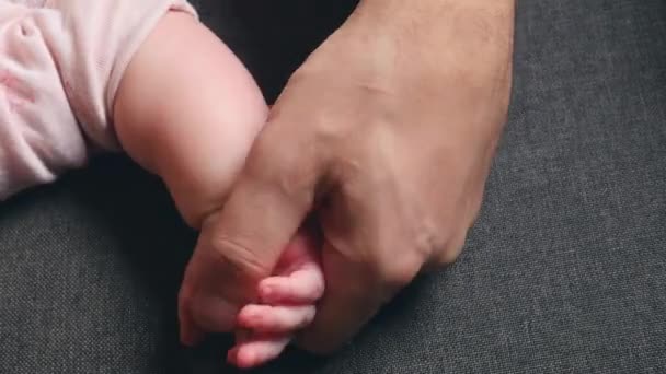 Feliz familia manos recién nacido madre y padre — Vídeo de stock
