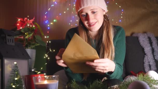 Feliz joven leyendo la tarjeta de felicitación de Navidad — Vídeo de stock