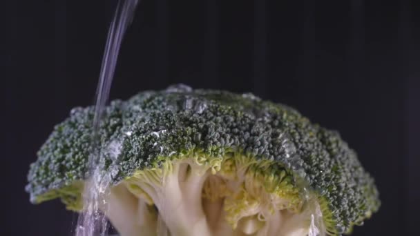 Lavage de l'eau de brocoli versant sur les légumes — Video