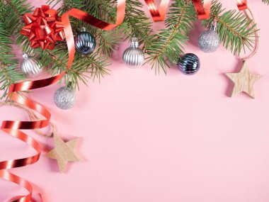 Firavun ağacı dalları Pembe üzerinde noel süslemeleri 