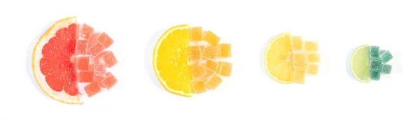 Beyaza izole edilmiş meyveli reçel şekerlemeleri.