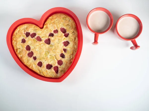 Heart shape cake silicon mould with hot drink cups — Stock Photo, Image