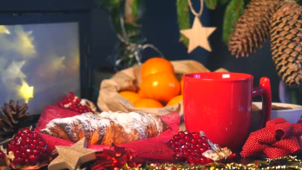 Зимний стол с горячим шоколадом, булочками и мандаринами — стоковое видео