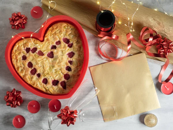 발렌타인데이 선물 아이디어 심장이 테이블 위에 케이크와 금 봉투를 만든다 — 스톡 사진