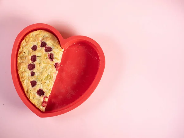 Heart shape half apple pie in silicon mould on pink background — Stock Photo, Image