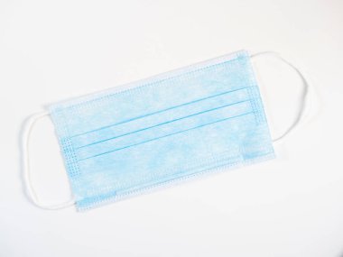 Beyaz arkaplanda siyah yüz maskesi