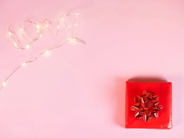 红色礼品盒，灯火通明，粉红相间 — 图库照片