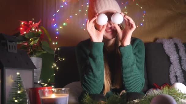 Fiatal nő kalapban szórakozik otthon karácsonykor — Stock videók