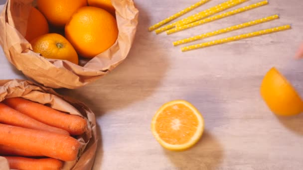 Γυναικεία χέρια που φτιάχνουν καρότο και χυμό πορτοκάλι — Αρχείο Βίντεο