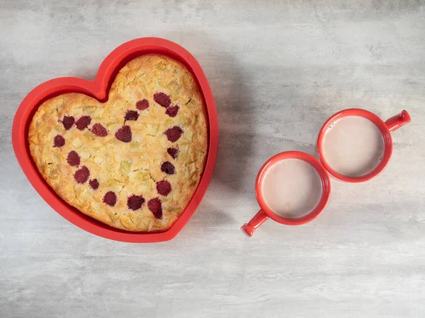 Heart shape cake silicon mould with hot drink cups — Stock Photo, Image
