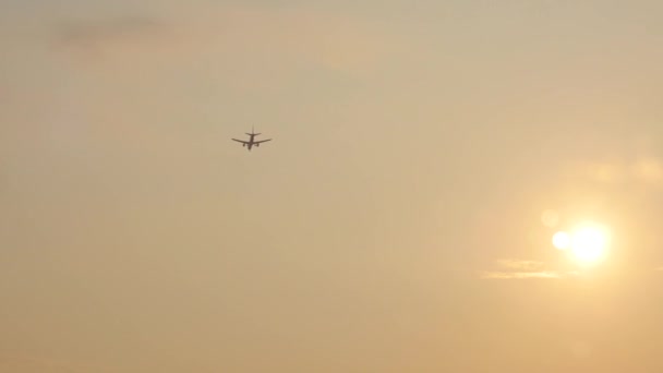 Letadla letící vysoko na obloze — Stock video