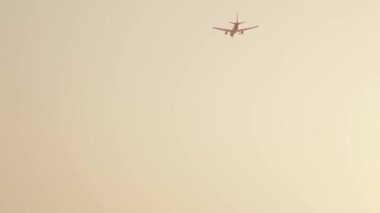 Gökyüzünde uçan uçaklar